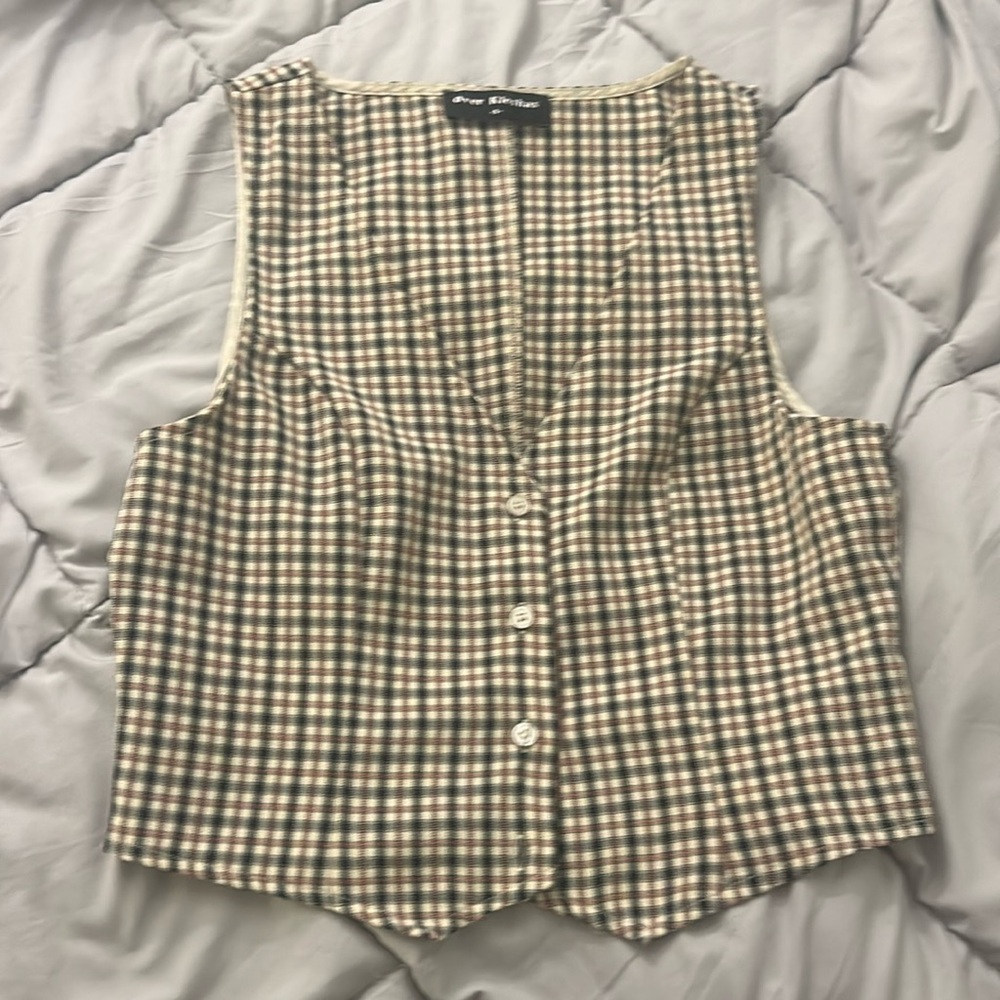 checkered cropped fitted vest buttoned up gingham